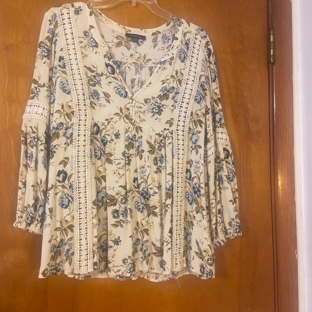 American Eagle Floral Flowy Top